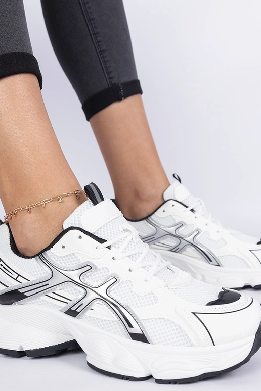 Melni sieviešu sneakers ar masīvu zoli Melni sieviešu sneakers ar masīvu zoli