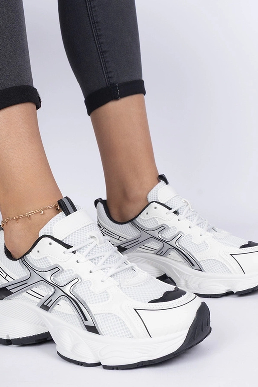 Melni sieviešu sneakers ar masīvu zoli Melni sieviešu sneakers ar masīvu zoli