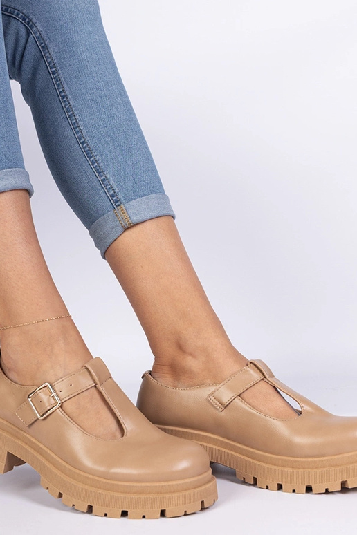 Brūni apavi ar platformu no mākslīgās...