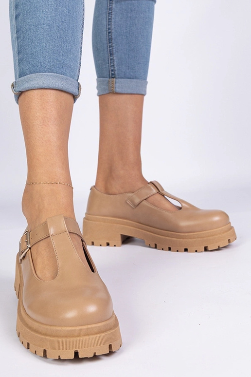 Brūni apavi ar platformu no mākslīgās...