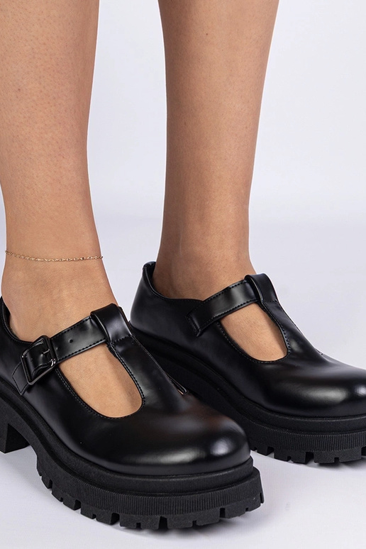 Melni puszābaki uz platformas no...