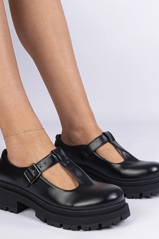 Melni puszābaki uz platformas no...