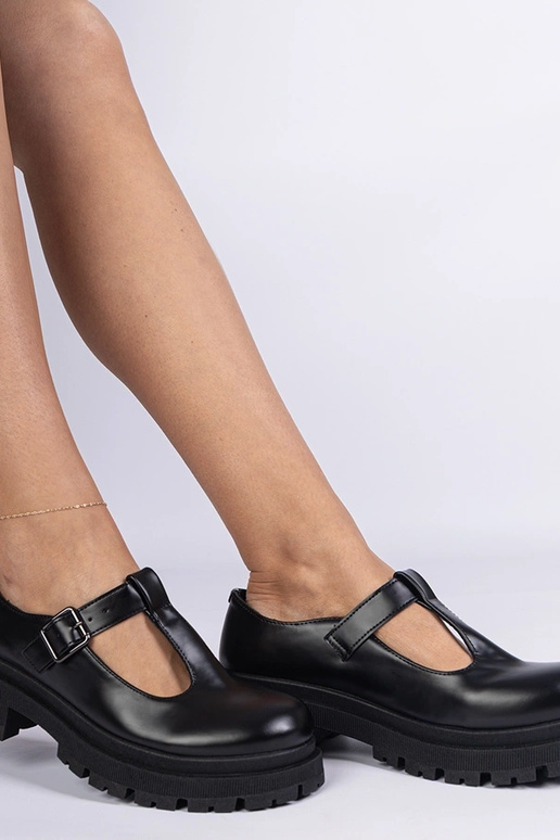 Melni puszābaki uz platformas no...