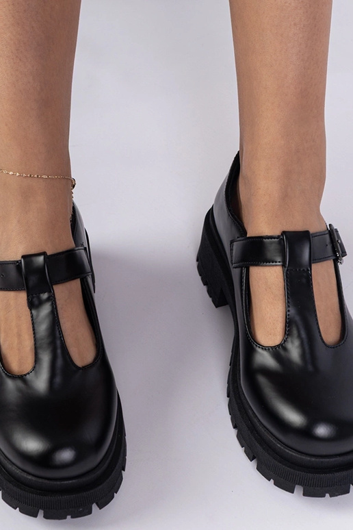 Melni puszābaki uz platformas no...