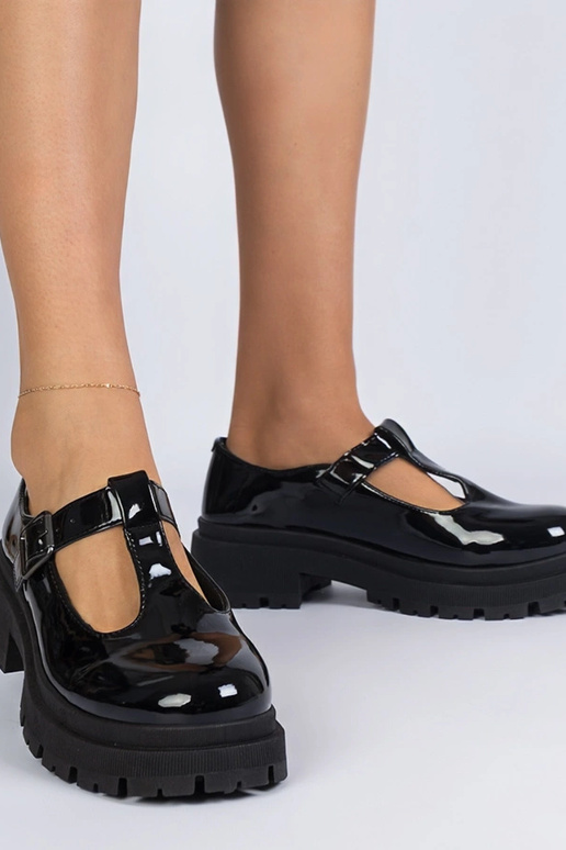 Melni lakoti puszābaki uz platformas