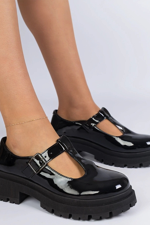 Melni lakoti puszābaki uz platformas