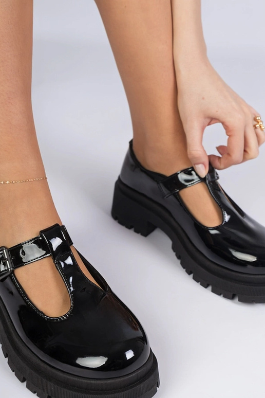 Melni lakoti puszābaki uz platformas