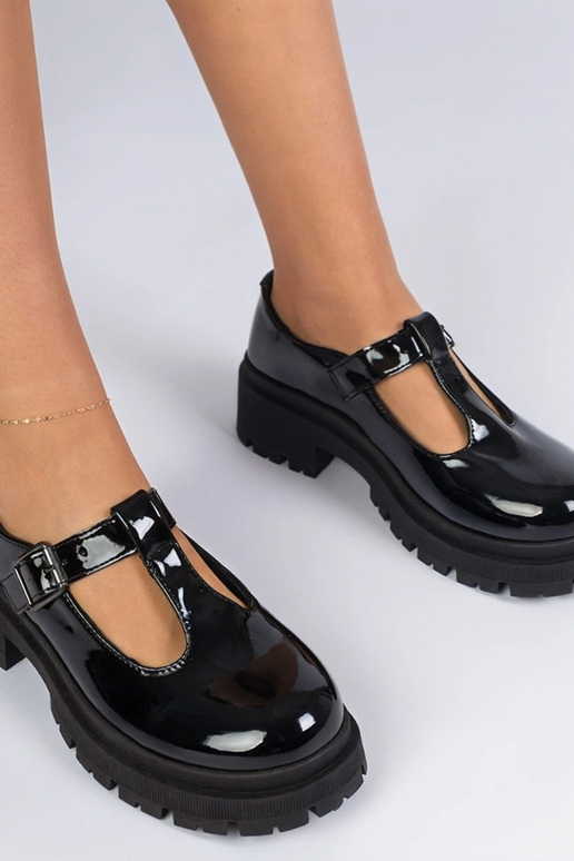 Melni lakoti puszābaki uz platformas