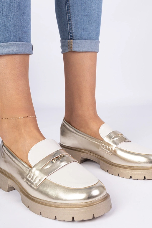 Zelti mokasīni sievietēm ar baltu... Zelti mokasīni sievietēm ar baltu...