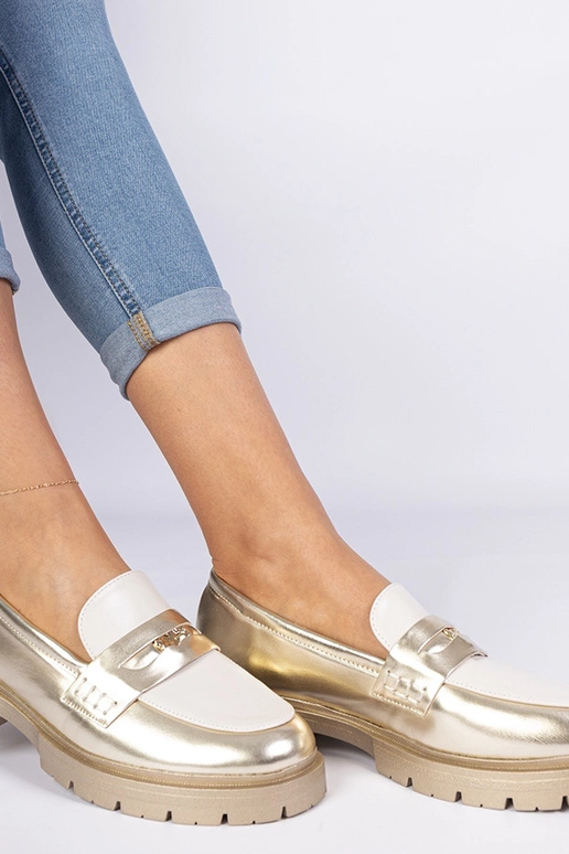 Zelti mokasīni sievietēm ar baltu... Zelti mokasīni sievietēm ar baltu...