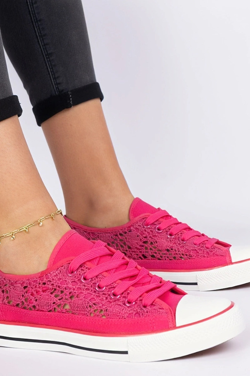 Rozā sieviešu caurumiņapavi