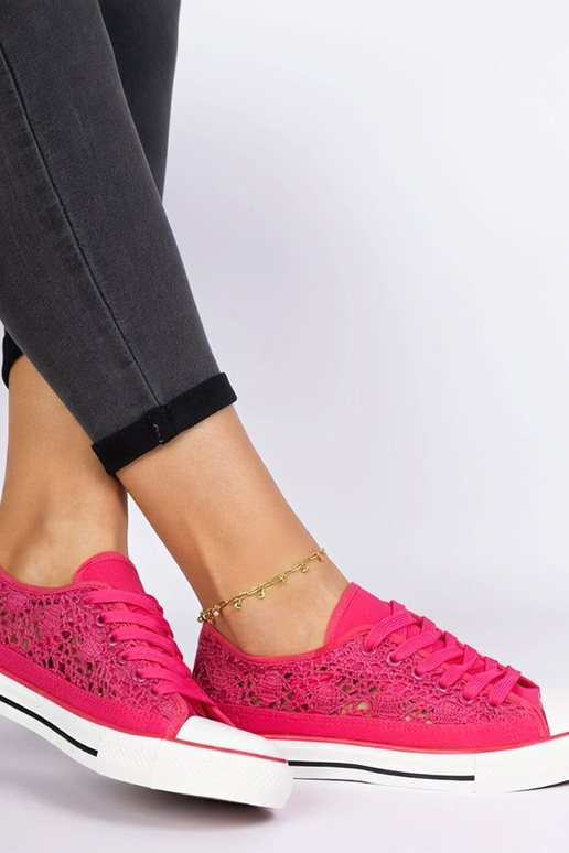 Rozā sieviešu caurumiņapavi