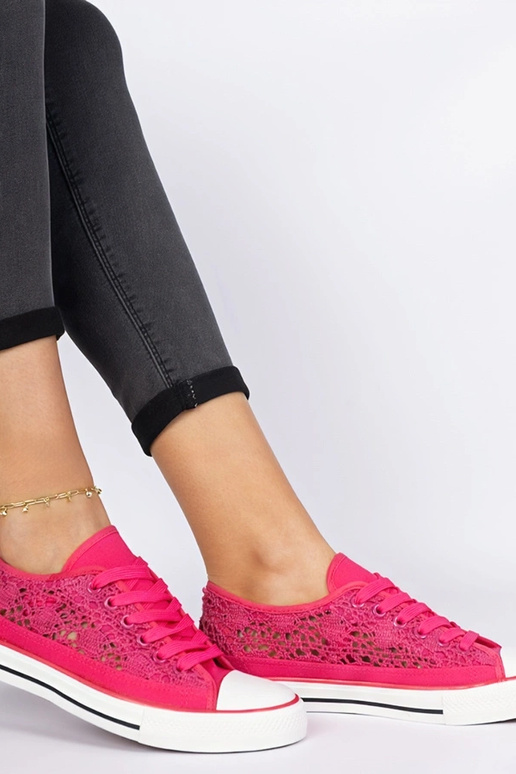 Rozā sieviešu caurumiņapavi