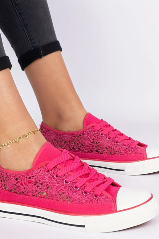 Rozā sieviešu caurumiņapavi