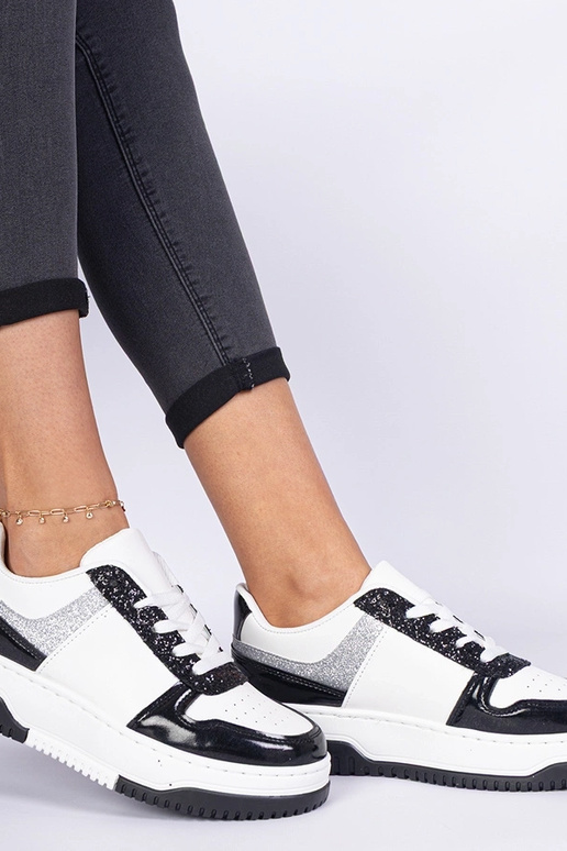 Melni sieviešu sneakers ar biezu zoli Melni sieviešu sneakers ar biezu zoli