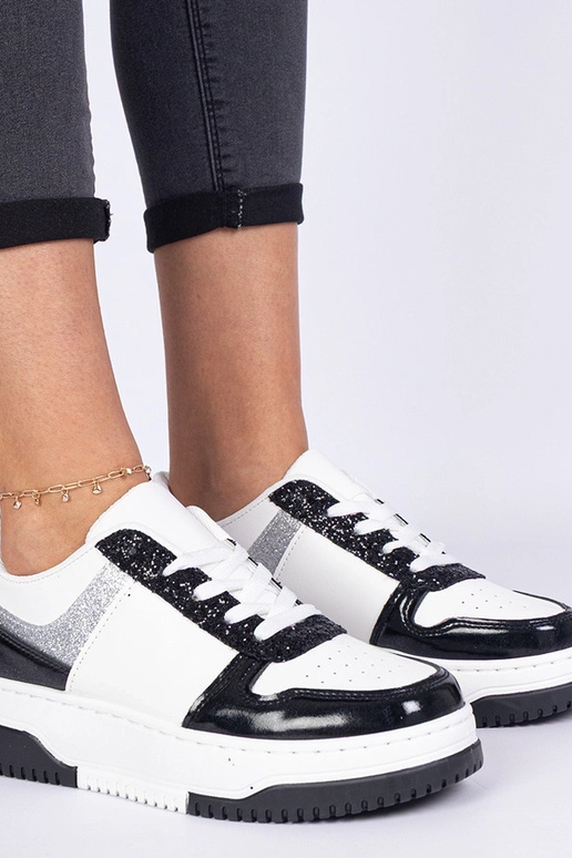 Melni sieviešu sneakers ar biezu zoli Melni sieviešu sneakers ar biezu zoli