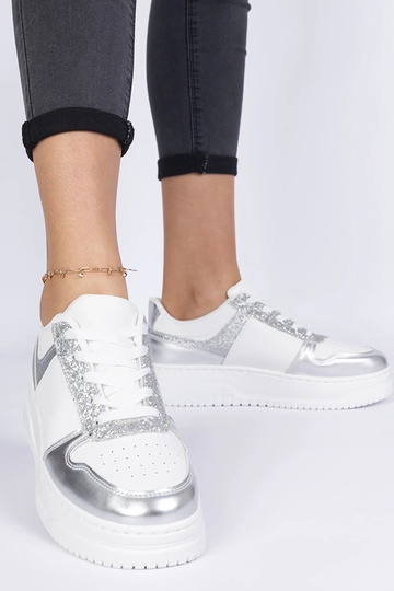 Sudraba sieviešu sneakers ar biezu zoli
