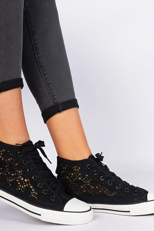 Lesli melnie caurumi sporta apavi...