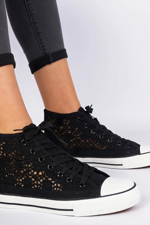 Lesli melnie caurumi sporta apavi...