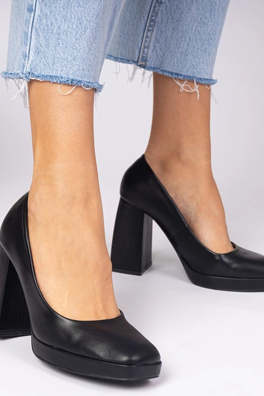 Melni zābaki uz masīva papēža ar... Melni zābaki uz masīva papēža ar...