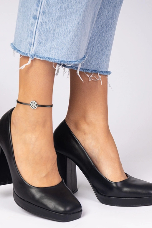 Melni zābaki uz masīva papēža ar... Melni zābaki uz masīva papēža ar...