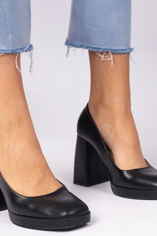 Melni zābaki uz masīva papēža ar... Melni zābaki uz masīva papēža ar...