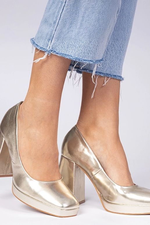 Zelti zābaki uz masīva papēža ar... Zelti zābaki uz masīva papēža ar...