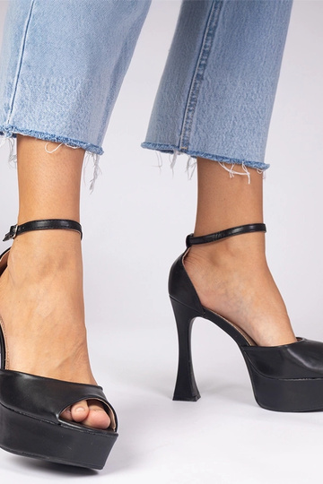 Melni sānadi uz augsta... 2