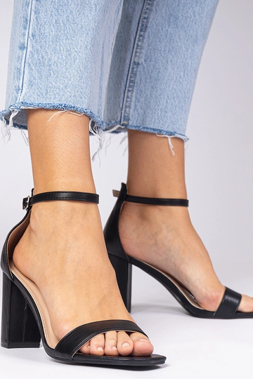 Melni sānadi uz augsta... 2