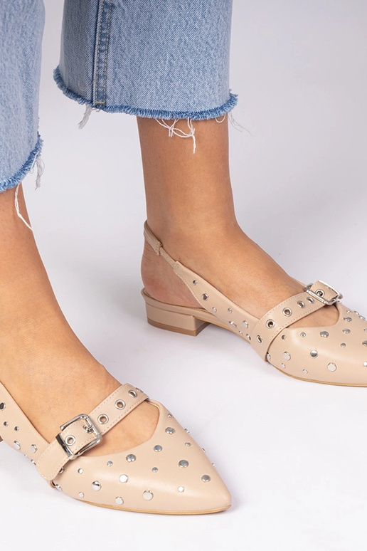 Bēšas sieviešu čūlīši uz plakanā...