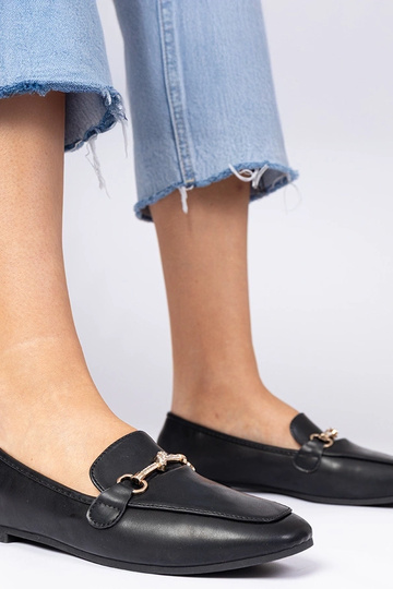 Melni mokasīni ar rotājumu...