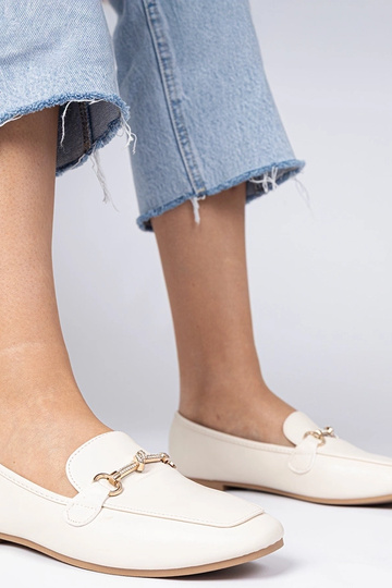 Beige mokasīni ar rotājumu...