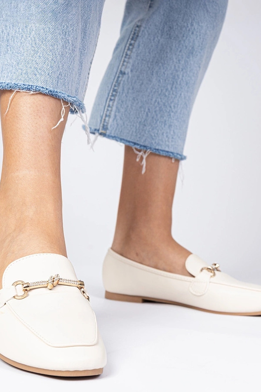 Beige mokasīni ar rotājumu no...