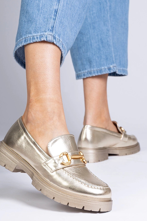 Melni sandali uz papēža ar cirstiņām...