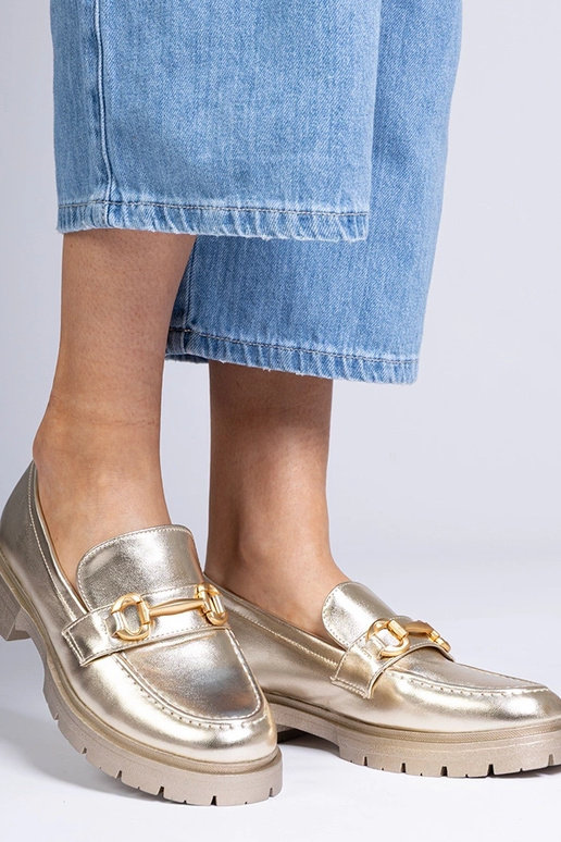 Melni sandali uz papēža ar cirstiņām...