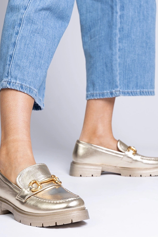 Melni sandali uz papēža ar cirstiņām...