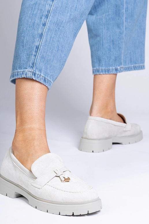 Bežīgi sandali uz papēža ar cirstiņām...