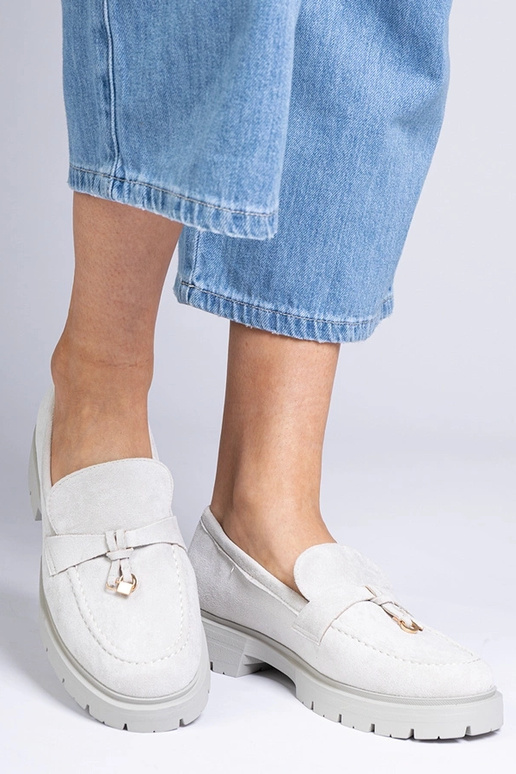 Bežīgi sandali uz papēža ar cirstiņām...