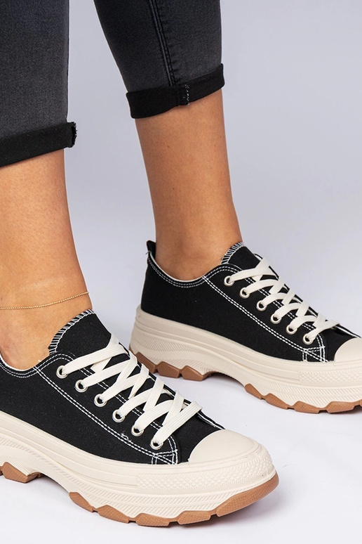 Melni sporta apavi uz biezas zoles...