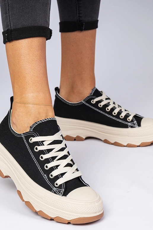 Melni sporta apavi uz biezas zoles...