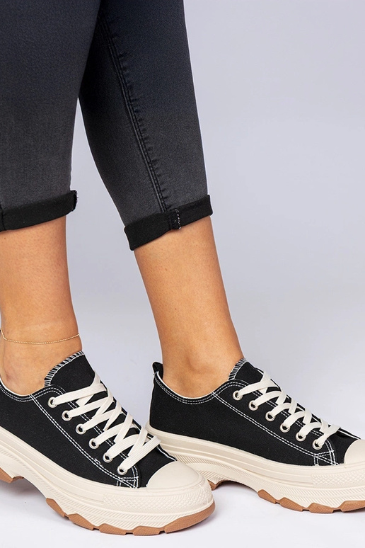 Melni sporta apavi uz biezas zoles...