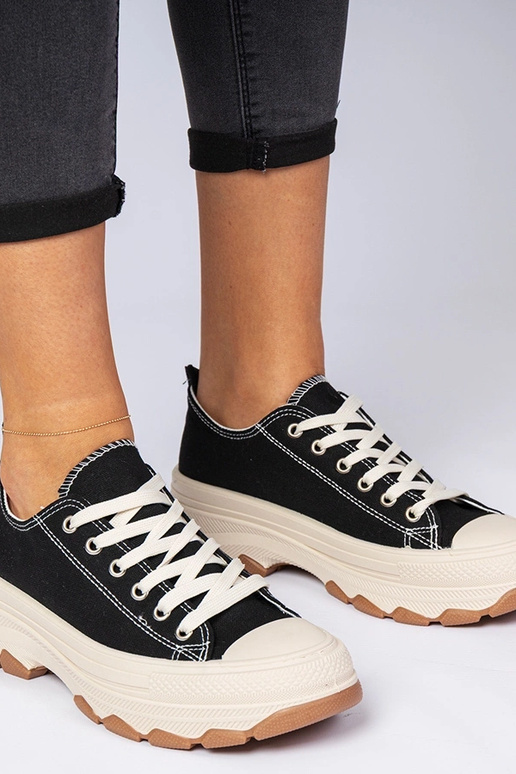 Melni sporta apavi uz biezas zoles...