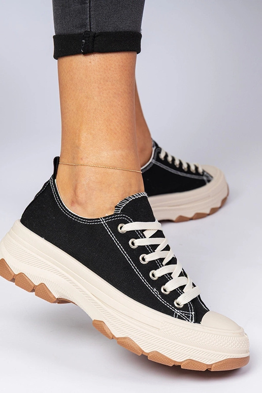 Melni sporta apavi uz biezas zoles...