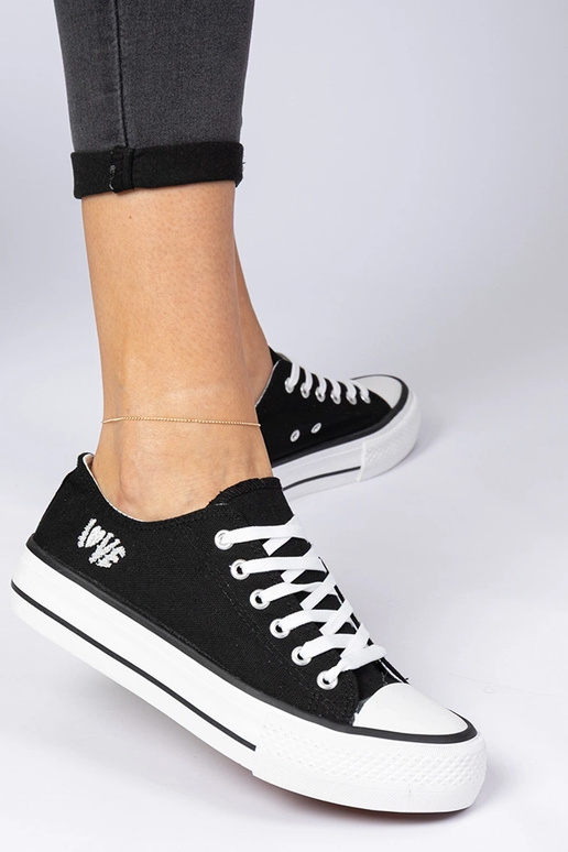 Melni klasiskie sieviešu sporta apavi...