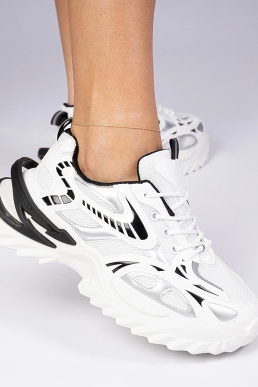 Baltie sporta sneakers uz masīvas... Baltie sporta sneakers uz masīvas...