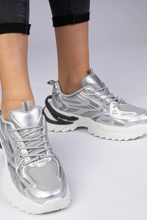 Sudraba sporta sneakers uz masīvas... Sudraba sporta sneakers uz masīvas...