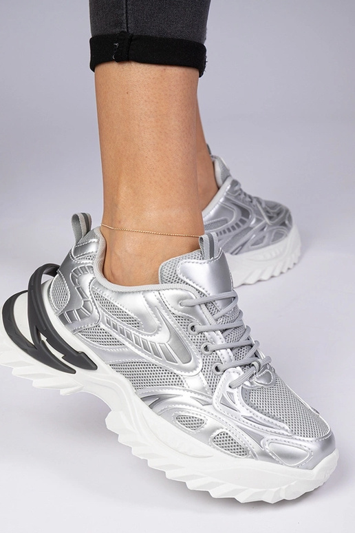 Sudraba sporta sneakers uz masīvas... Sudraba sporta sneakers uz masīvas...