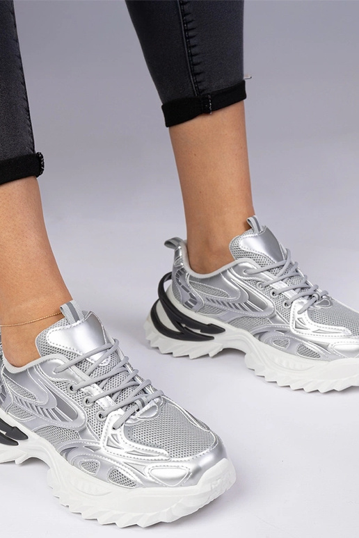 Sudraba sporta sneakers uz masīvas... Sudraba sporta sneakers uz masīvas...