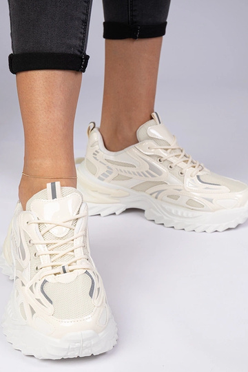 Bēši sporta sneakers uz masīvas zoles Lirata