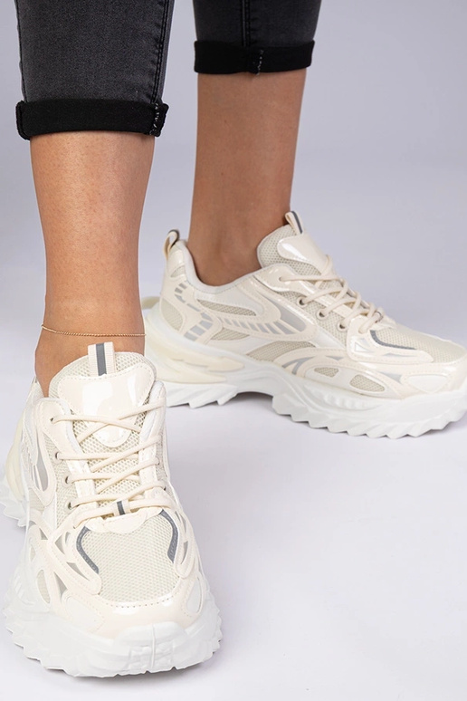 Bēši sporta sneakers uz masīvas zoles... Bēši sporta sneakers uz masīvas zoles...